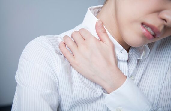 西大分で肩こりの改善をご希望のお客様に鍼灸による施術をしております